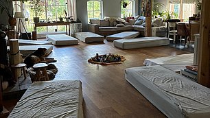 Gruppenraum von Julia Fischer - Seminarleitung - Reise zu Dir selbst - Magic Mushroom Retreats