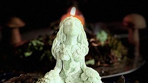 Abbildung einer Götting als Symbol der weiblichen Kraft in einem Magic Mushroom Retreat mit Julia Fischer